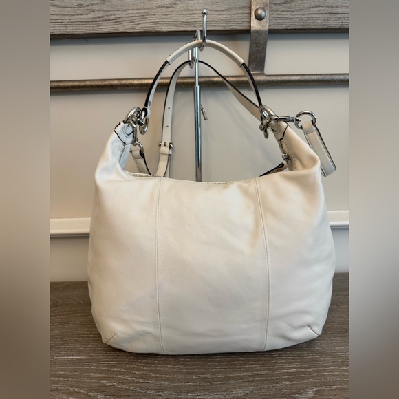 Coach Elegant Cream Leather Shoulder Bag - Picture 3 of 16